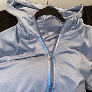 Women’s UA heat gear high rise capri set size medium. Brand new, never worn.